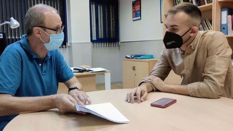 El responsable de la delegaci&oacute;n de Desarrollo Social de la Diputaci&oacute;n de C&aacute;diz, Daniel Moreno, durante la reuni&oacute;n con el director de Relaciones Institucionales del Campus Bah&iacute;a de Algeciras de la UCA, Jes&uacute;s Verd&uacute;.