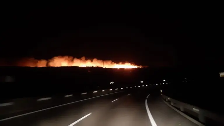El fuego, visible desde la carretera.