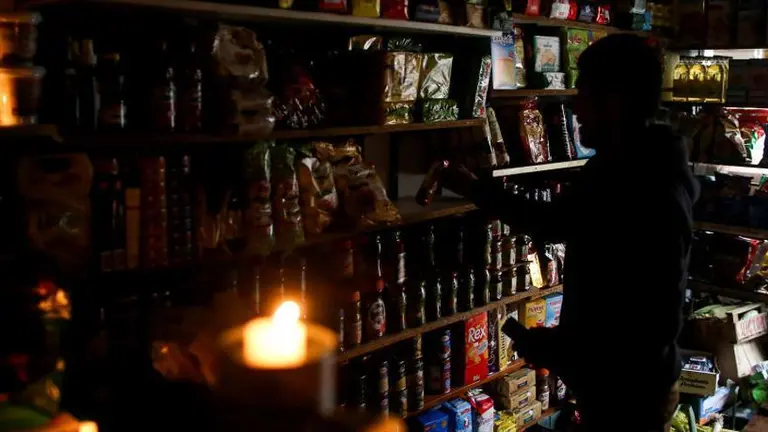 un comercio usa velas ante el apag&oacute;n