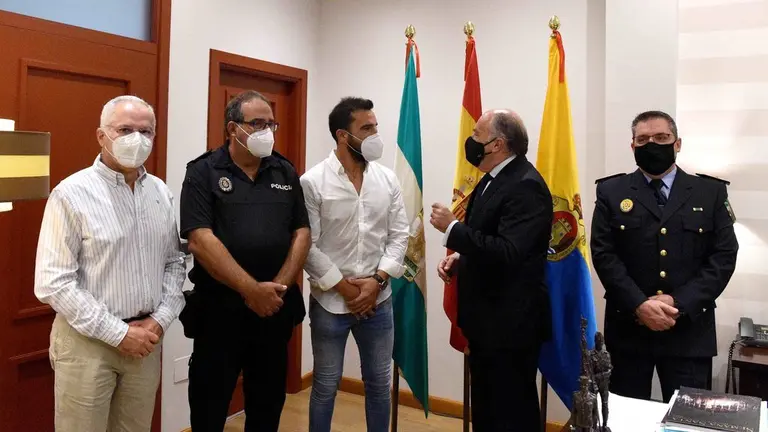 ALCALDE RECIBE POLICIA LOCAL