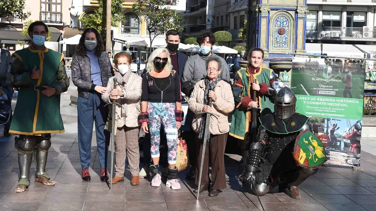 EXHIBICI&Oacute;N DE COMBATE CON ESPADAS
