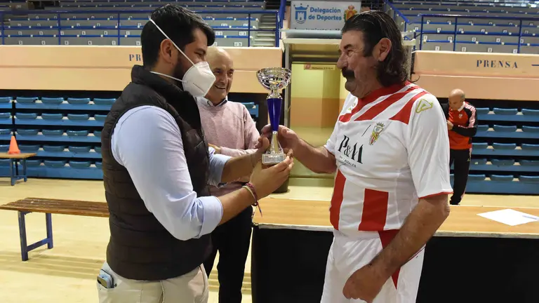 1-ENTREGA-TROFEO-DE-LA-TERCERA-EDAD.JPG_1515893856